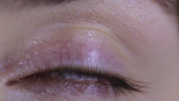 Œil féminin naturel avec pupille et cils longs. Macro
 - Séquence, vidéo
