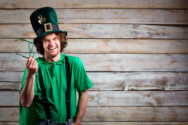 Curly funny man in St. Patricks hat . - Foto, afbeelding