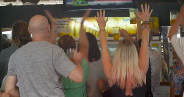 Μεγάλη ομάδα ανθρώπων, επευφημίες και παρακολουθείτε σπορ σε ένα μπαρ - Πλάνα, βίντεο