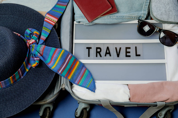 Açık bavul seyahat panosundaki giysileri ile Paketli. Yaz tatillerini. Üstten Görünüm - Fotoğraf, Görsel