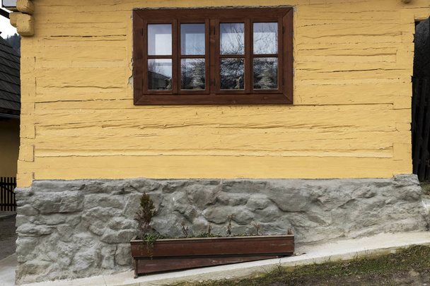 hölzerne, rustikale Fenster in der alten Hütte, vlkolinec, Slowakei - Foto, Bild
