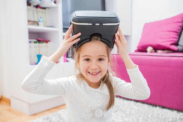 Bambino con auricolare realtà virtuale
 - Foto, immagini