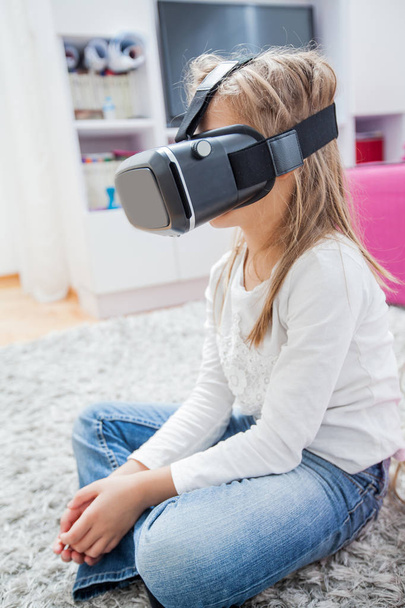 Child with Virtual Reality headset - Fotoğraf, Görsel