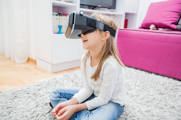 Virtuális-valóság sisak gyermek - Fotó, kép