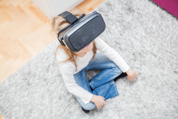 Child with Virtual Reality headset - Foto, imagen