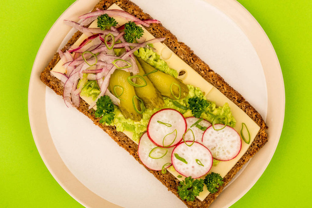 Vejetaryen avokado ve peynir turp ve turşusu çavdar ekmeği sandviç - Fotoğraf, Görsel