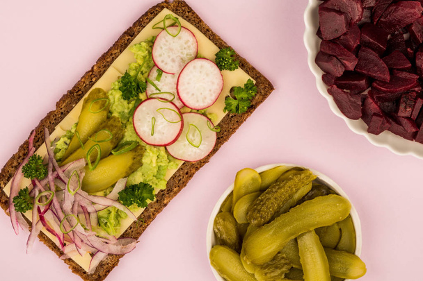 Вегетаріанські авокадо і сир з редис і сендвіч Хліб житній корнішони - Фото, зображення