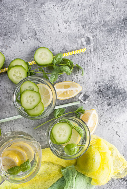 Agua sassi de cítricos infundidos saludables con limón y pepino
  - Foto, Imagen
