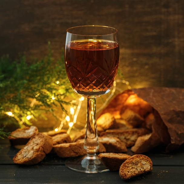 Italiaanse cantucci koekjes en een glas wijn - Foto, afbeelding