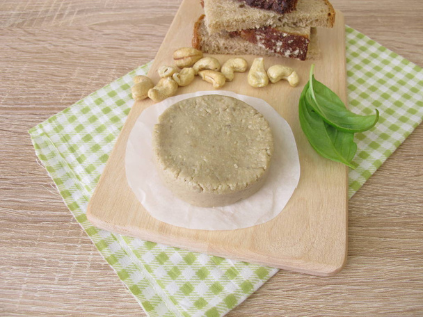 Kotitekoinen vegaanijuusto cashewista ja leivästä
 - Valokuva, kuva