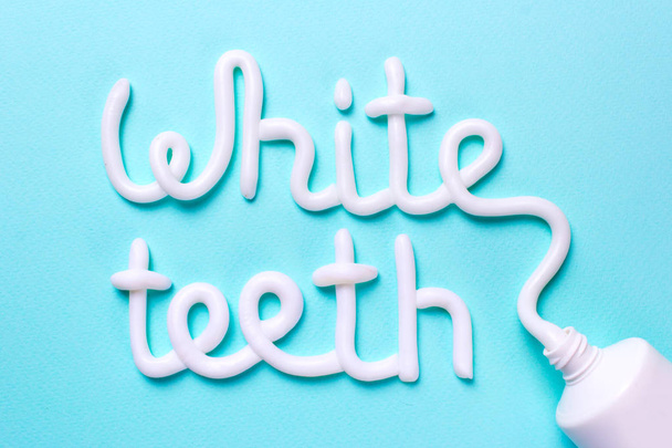 Palabras dientes blancos de pasta de dientes. Tubo y cepillo de dientes para la limpieza de dientes y blanqueamiento
 - Foto, imagen