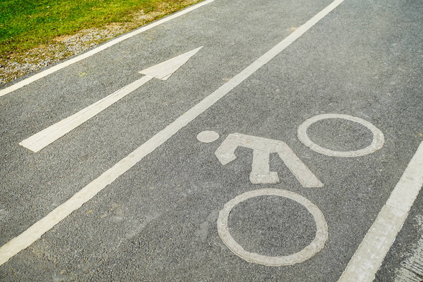 Велосипедная дорожка, велосипедная дорожка и стрелка в направлении
 - Фото, изображение