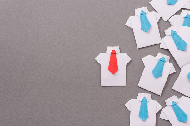 Büroangestellte in Hemd und Krawatte aus Papier. Origami. Kopierraum für Text. - Foto, Bild
