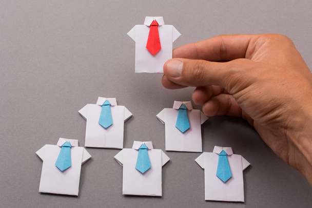 Oficinistas con camisa y corbata de papel. Origami. Copiar espacio para texto
. - Foto, imagen