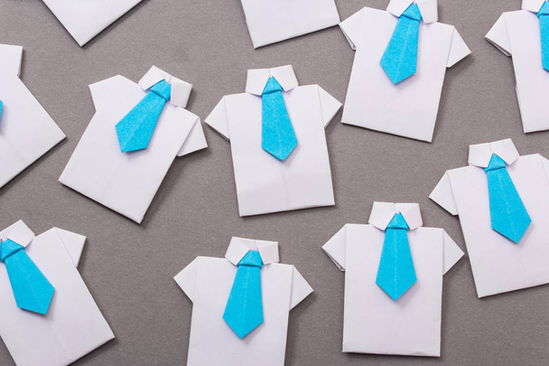 Ofis çalışanları bir gömlek ve kravat kağıttan yapılmış. Origami. Metin için yer kopyalayın. - Fotoğraf, Görsel