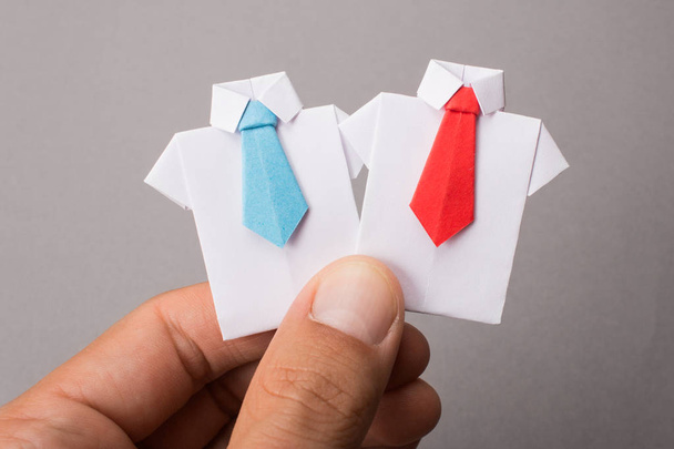 Офісні працівники в сорочки і краватку зроблений з паперу. Фігурки орігамі. Копія простір для тексту. - Фото, зображення