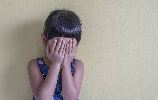 sconvolto asiatica bambina piangendo
 - Foto, immagini