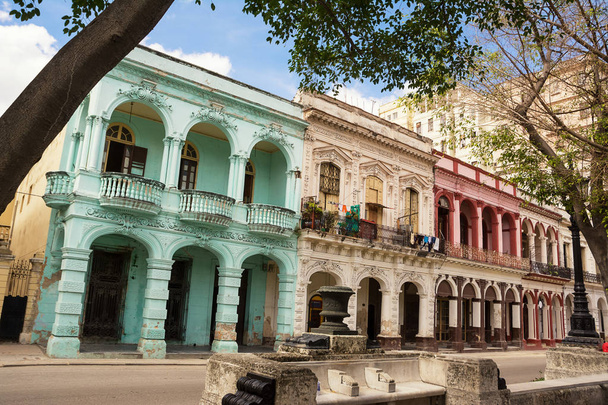 Fachadas de palacios en Paseo del Prado en La Habana (Cuba)
) - Foto, Imagen