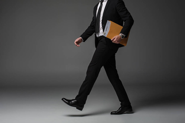 Businessman keeping contract in folder - Foto, afbeelding