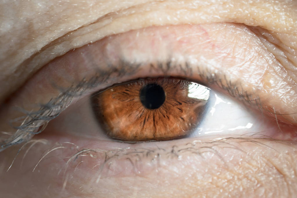 Detailní záběr unavený středního věku Kavkazský žena hnědé oko - Fotografie, Obrázek