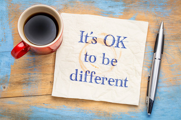 It is OK to be different - note on napkin - Foto, afbeelding