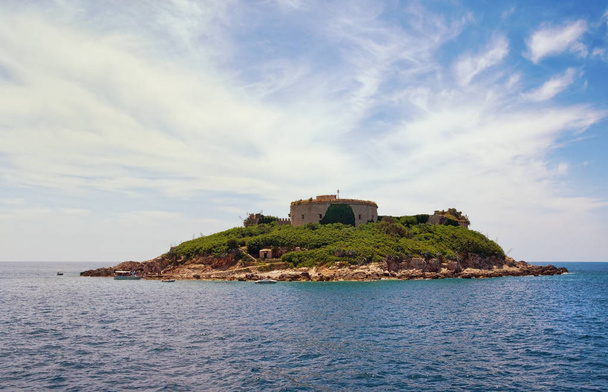 Pieni asumaton saari Mamula vanha linnoitus. Etelä-Korea
 - Valokuva, kuva