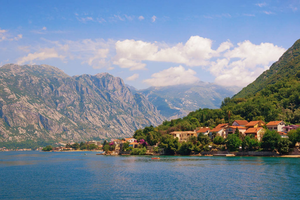 Sommer in Montenegro. Blick auf die Bucht von kotor (adriatisches Meer) und das Küstendorf stoliv  - Foto, Bild