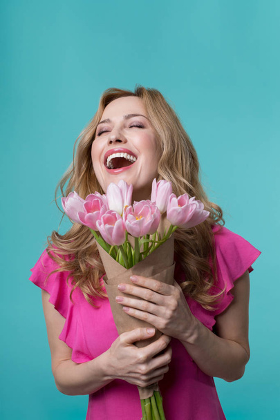 Excited woman holding bouquet of spring flowers - Foto, immagini