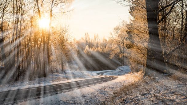 Boş yol kırsal kış - ışık ışınları etkisi - Fotoğraf, Görsel