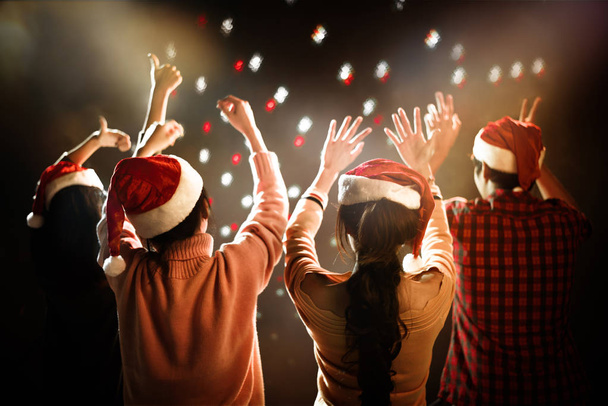 Vánoční a Novoroční večírek oslava. Lidé a Holiday koncept. Tanec a Oslavte téma - Fotografie, Obrázek