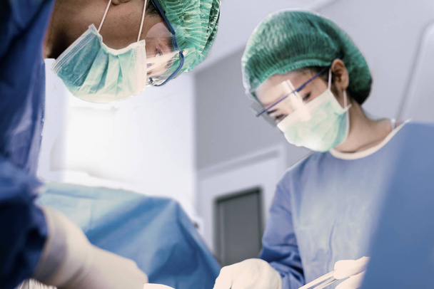 Doktor ve hemşire Cerrahi operasyon odasında yapma. Sağlık ve hastane kavramı - Fotoğraf, Görsel