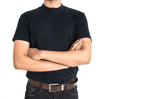 Homme debout et faire des croix bras sur fond blanc isolé. T-shirt et jeans noirs avec ceinture marron dans le concept Fashion
 - Photo, image