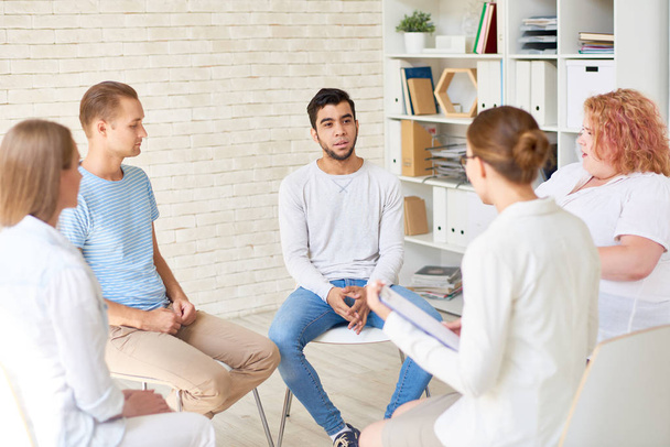 Zihinsel sorunlar kadın psikiyatrist Pano holding ile paylaşımı bir dairede oturan gençlerin grup - Fotoğraf, Görsel