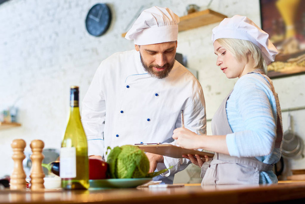 Portrait de chef mature et son apprenti cuisinier ensemble dans la cuisine du restaurant moderne, espace de copie
 - Photo, image