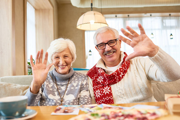 Portrait de couple de personnes âgées souriantes regardant la caméra agitant joyeusement tout en appréciant le dîner dans un café
 - Photo, image