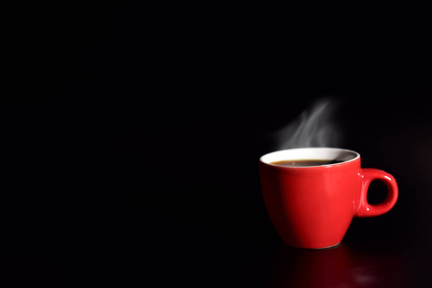 Café de tasse rouge sur fond noir pour le concept d'amour, concept de détente, concept de boisson pour la publicité, accent sélectif sur le bord de la tasse
 - Photo, image