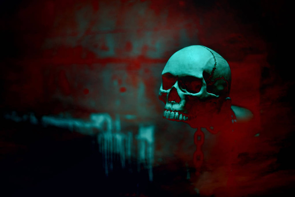Скелет черепа с цепью на красном фоне крови, тема Хэллоуина, тон фильма ужасов и мрачных фильмов, пугающая и кричащая концепция, концепция Призрака и ведьмы. Плакат праздничного мероприятия
. - Фото, изображение