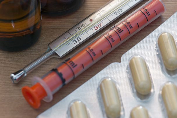 Médicaments, pilules pharmaceutiques, seringue et thermomètre
 - Photo, image