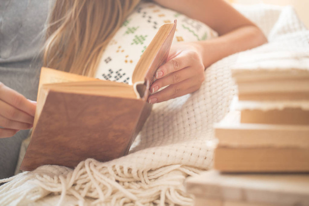 Young woman reading book at home, hobby concept - Foto, imagen