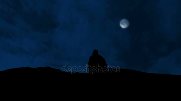 Człowiek idzie na wzgórzu z księżyca powyżej - Materiał filmowy, wideo
