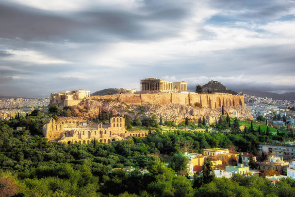 Akropolisz a Parthenon. Nézd át a keret, a zöld növények, fák, az ősi márványok és városkép, Athén, Görögország. - Fotó, kép