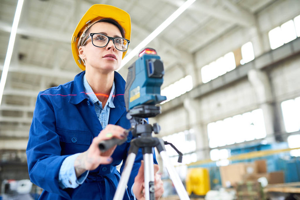Vážnou koncentrované ženské inženýr zaměřením na průzkum linie při měření na staveništi - Fotografie, Obrázek