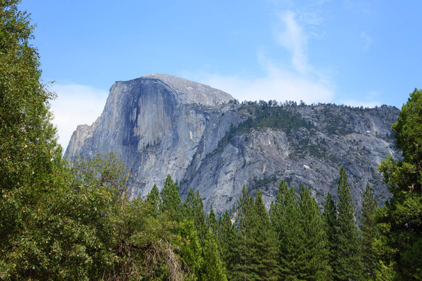 Half Dome Rock, das Wahrzeichen des Yosemite Nationalparks, Kalifornien USA. geologische Formationen - Foto, Bild