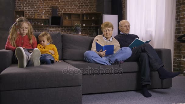De kloof tussen de generaties in een gezin - Video