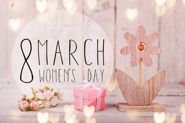 De samenstelling van de bloemen voor Womens Day. Roze bloemen op oude witte houten achtergrond. - Foto, afbeelding