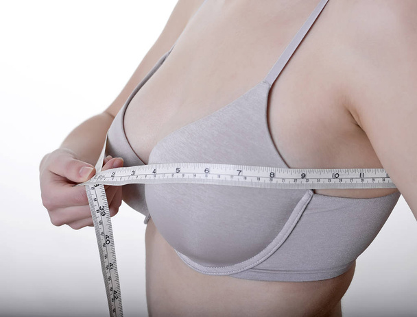 genç kadın ölçüm göğüs boyutu - Fotoğraf, Görsel
