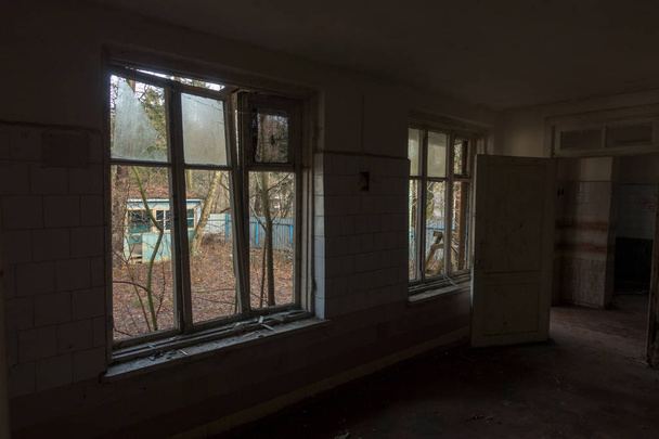 Εσωτερικό του ένα εγκαταλειμμένο κτίριο σπασμένα παράθυρα - Φωτογραφία, εικόνα