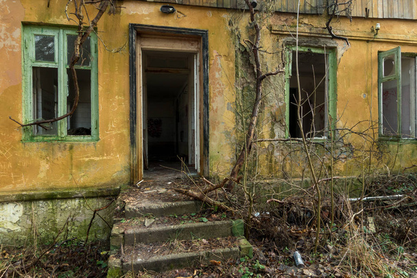 Exterior of an abandoned building broken windows - Zdjęcie, obraz