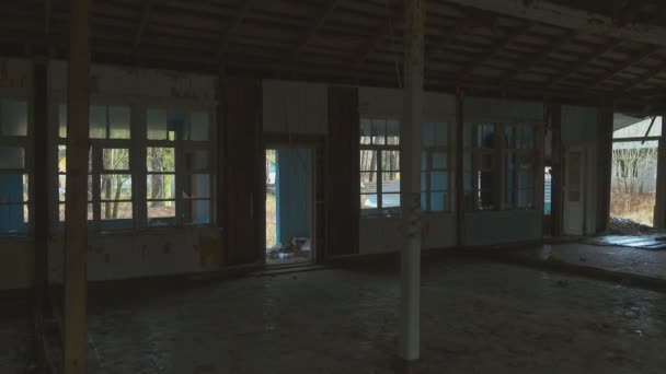 Interiér v opuštěné budově, rozbitá okna - Záběry, video