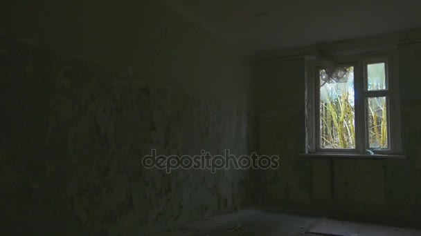 Wnętrze budynku opuszczonym, zajmować się maklerstwem windows - Materiał filmowy, wideo